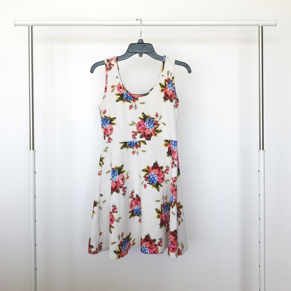 TEENBELL — White/Red Floral Dress